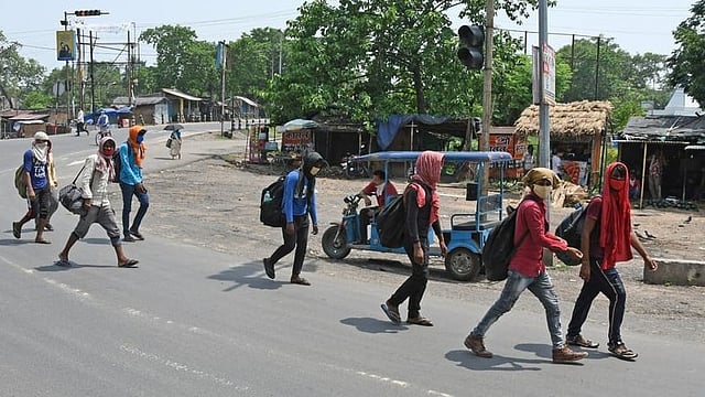 India-Pakistan Tensions Trigger Exodus of Migrant Workers to Home States