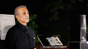 Sunil Mittal's Promoter Entity Trims Stake in Bharti Airtel, Shares Down by 2%