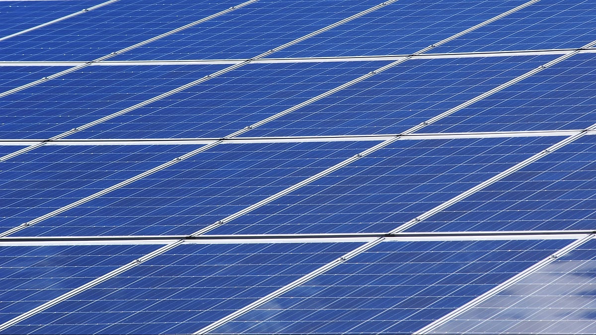 Photo by Pixabay : A solar farm in operation under clear skies as the world witnesses record-breaking growth in solar electricity generation.