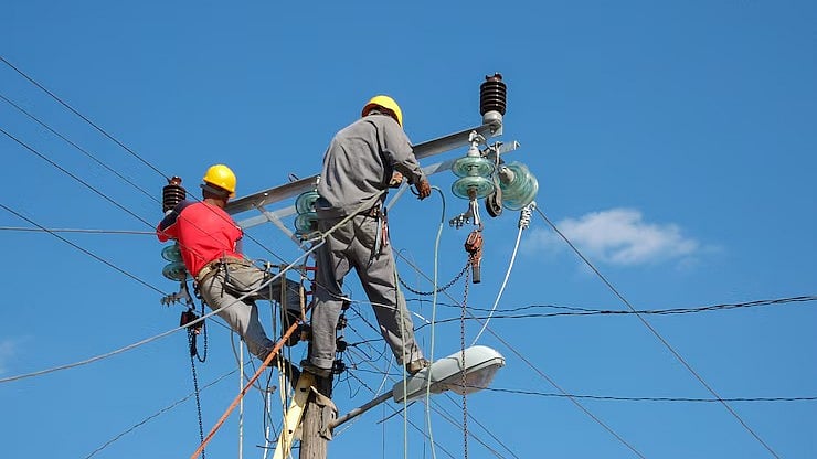 Over 27 Lakh Power Workers Take to The Streets Against Discom Privatisation in UP
