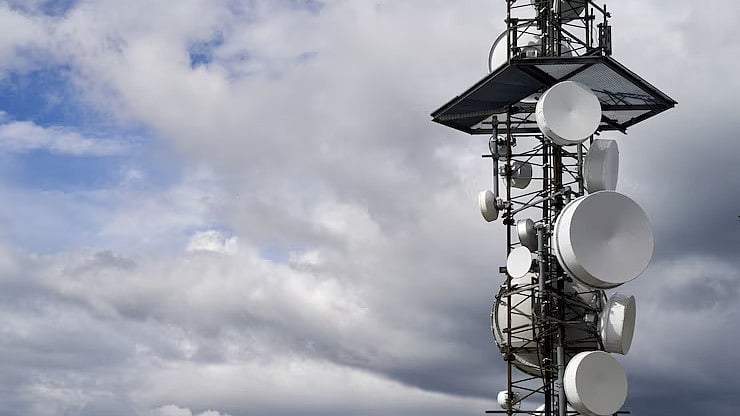 FreePik : The government had offered a total of 10 GHz of spectrum ranging between 800 MHz and 26 GHz, which was worth Rs 96,238 crore at the base or auction start price