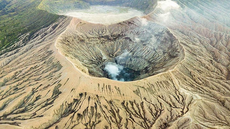 FreePik : rare earth minerals