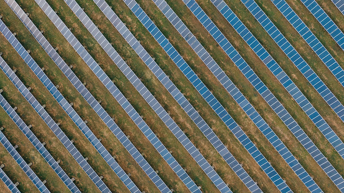 Photo by Kelly : India drafts solar waste rules to manage PV panel disposal risks as installations surge.