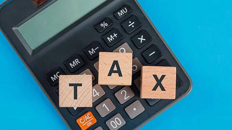 Tax Collection - FreePik