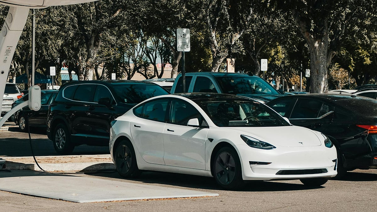 Photo by Kindel Media : Electric three-wheelers dominate retail sales in India, but charging stations remain scarce.
