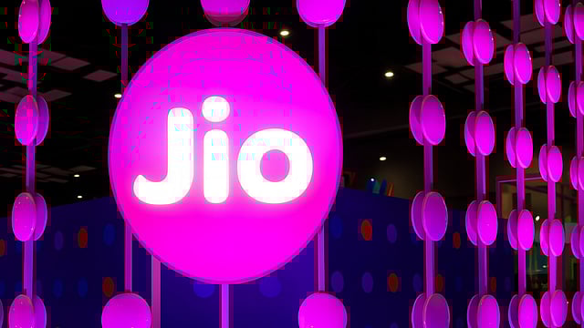 Reliance Industries Shares Down For Third Day Amid Buzz Over Delays in Jio’s IPO 