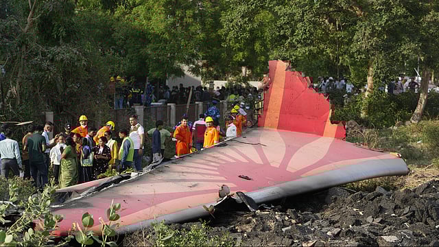 Air India AI-171 Crash Probe Indicates Engine Cutoff, Cockpit Confusion in Final Moments