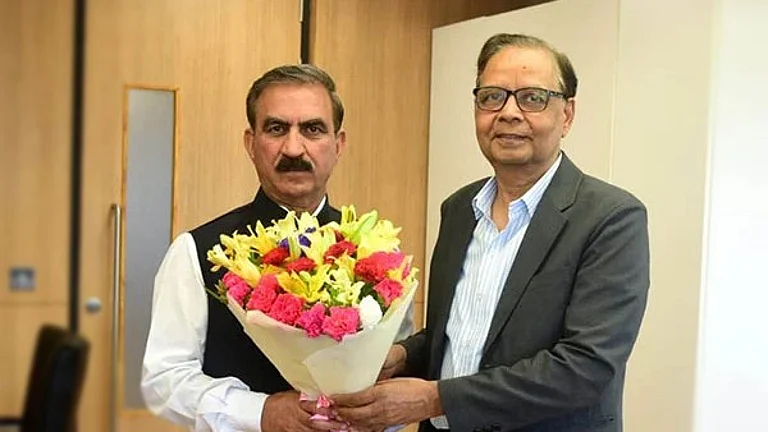 HP CM Meets Finance Commission Chief - null