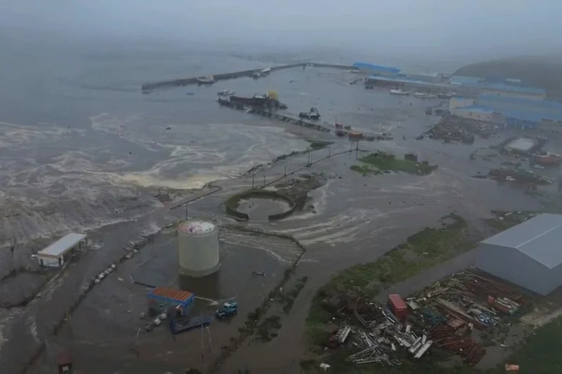 First Tsunami waves hit Russia
