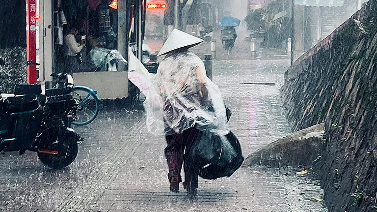 Typhoon Podul triggers shutdowns in Taiwan - Photo by 猫鱼