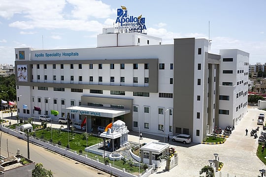 Apollo Hospitals Promoter Group Offloads 1.3% Stake for ₹1,489 Cr