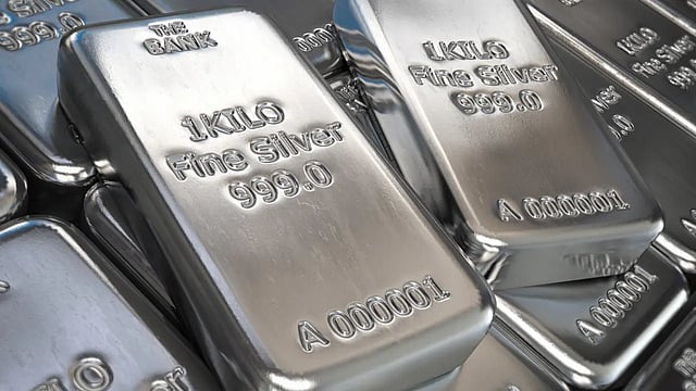 Silver Futures Hit Record High of ₹1.78 Lakh/Kg on Weak Dollar, Fed Rate Cut Hopes