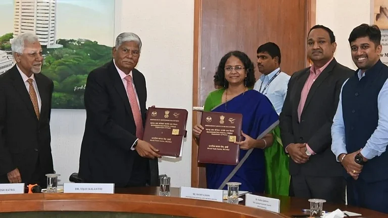 India Post, WTC Mumbai partner to enhance global market access for Indian businesses - null