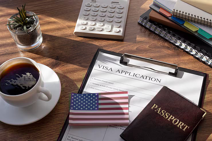 H-1B visa application fee - Freepik