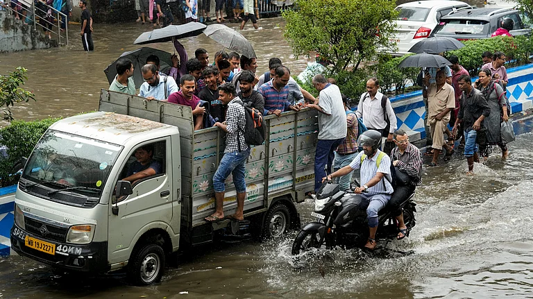Kolkata flooded with record rainfall ahead of Durga Puja, exposing critical infrastructure gaps - Photo by PTI