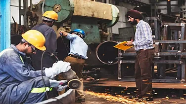 India Manufacturing PMI Improves Slightly to 54.7 in April, Cost Pressures Intensify