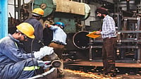 India Manufacturing PMI Improves Slightly to 54.7 in April, Cost Pressures Intensify