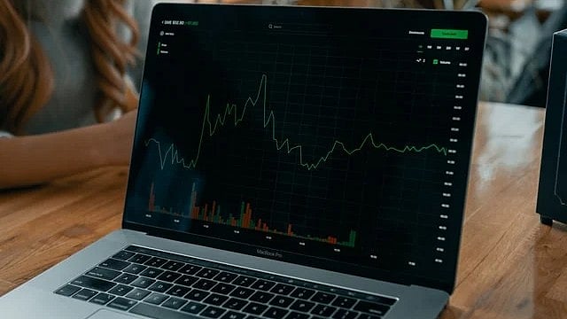 Sensex Rises 329 Pts, Nifty Ends at 25,885 on Rally in Pharma, Banking Shares