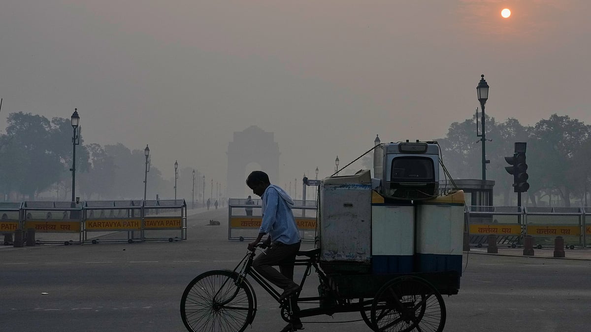 Photo by AP : Morning smog near the India Gate 