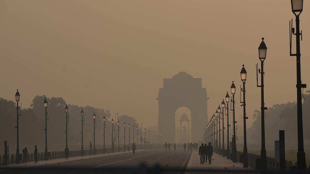Photo by PTI : A view of the India Gate on a hazy morning amid low visibility, in New Delhi