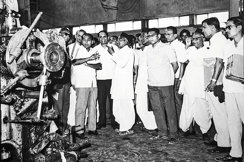 Investors and shareholders tour a Mafatlal manufacturing unit