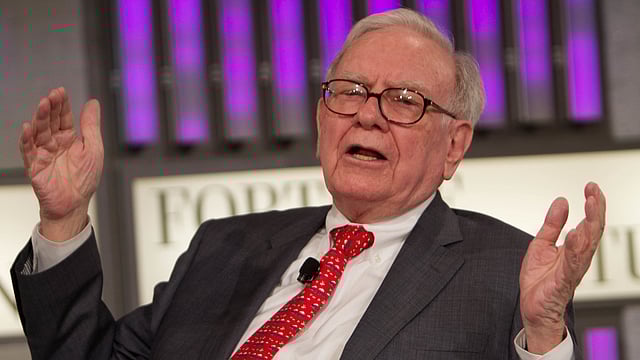Berkshire’s Cash Pile Soars to $382 Bn As Buffett Prepares to Step Down