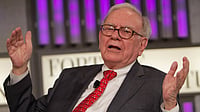 Berkshire’s Cash Pile Soars to $382 Bn As Buffett Prepares to Step Down Flicker
