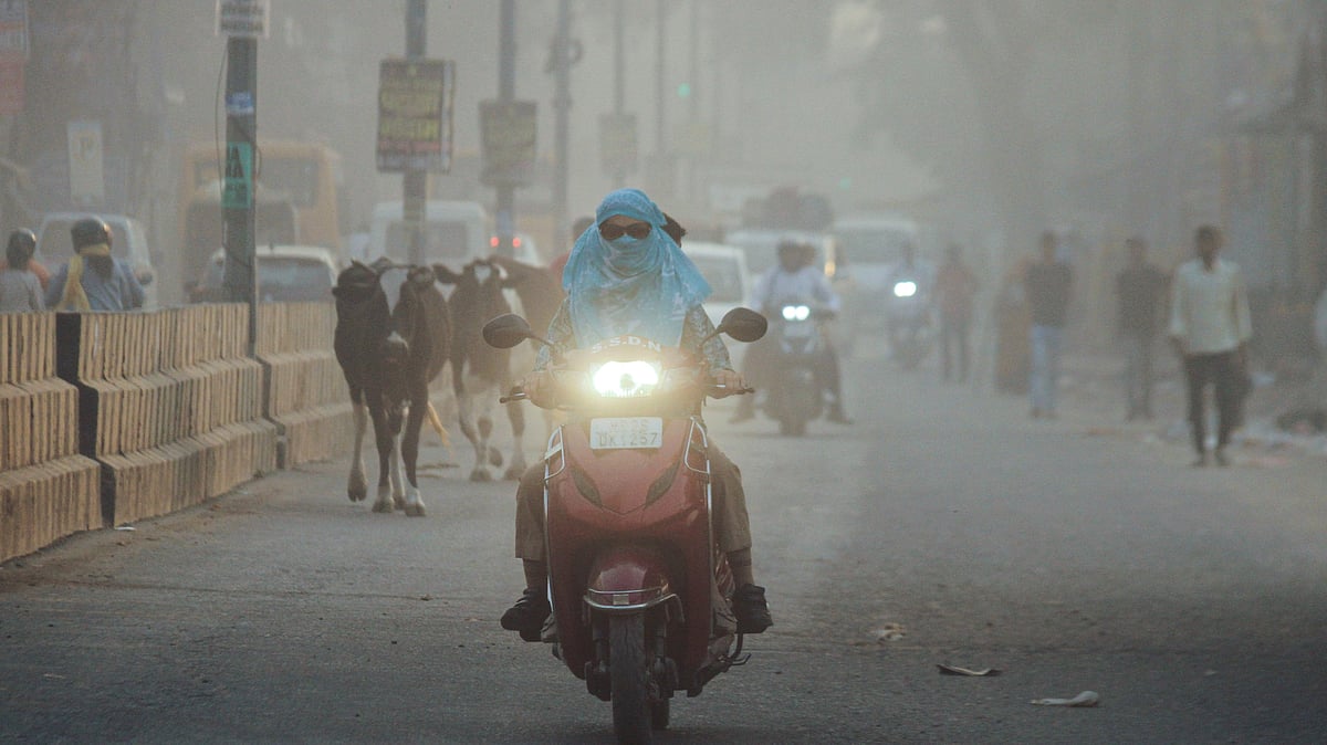 Smog covers Delhi’s skyline as residents grapple with worsening air quality and eye discomfort - Photo by PTI