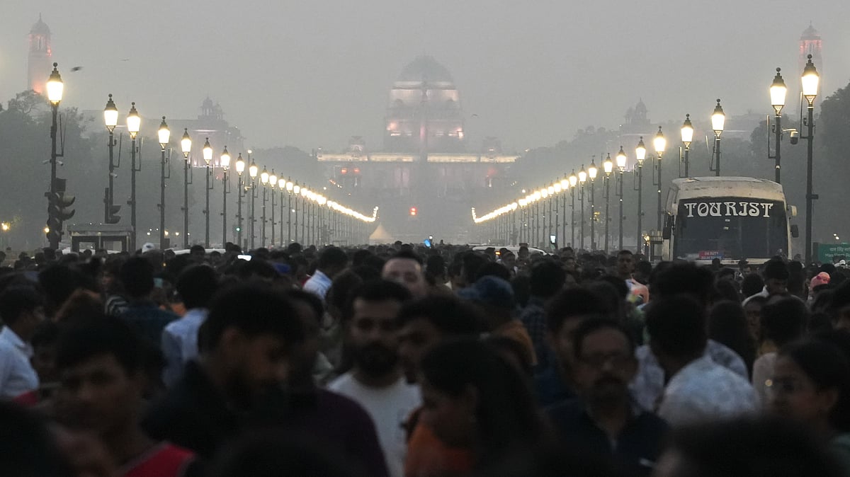 A thick haze covers Delhi as pollution levels remain ‘very poor' - Photo by PTI