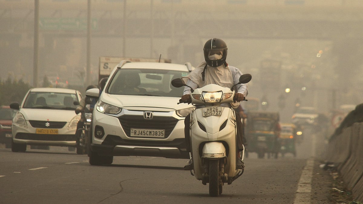 Dense smog engulfs Delhi as air quality dips to ‘severe’ levels - Photo by PTI