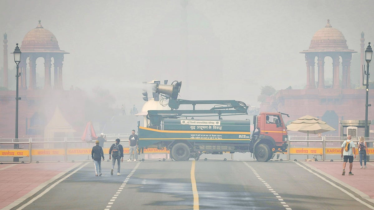 A dense layer of smog engulfs Delhi as pollution levels turn ‘severe’ - Photo by PTI