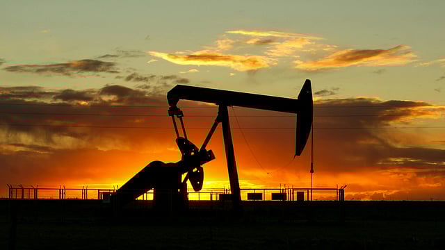 Shipping Costs Surge Amid Russia Sanctions; India’s Oil Imports Set to Fall to Three-Year Low in December