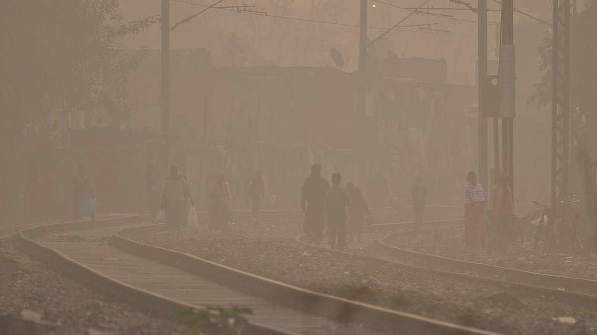 Residents walking in dense smog due to severe air pollution in Delhi - Photo by PTI