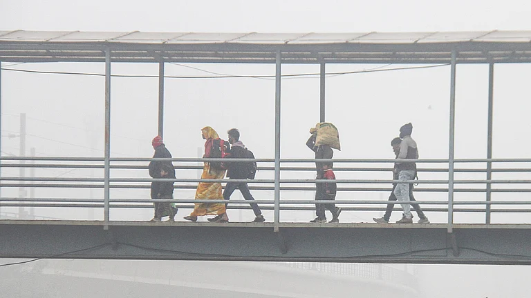 PMO moves to accelerate studies as Delhiites persist in choking conditions - Photo by PTI