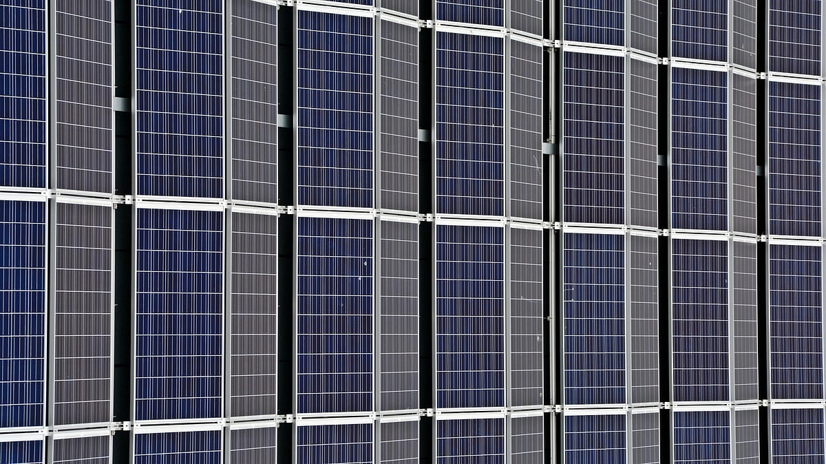 Photo by Pixabay : Commercial and industrial solar panels installed on rooftops