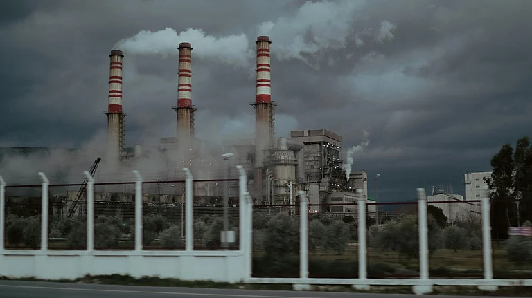 Coal-fired and solar power plants in India, reflecting energy transition challenges - Photo by Sami Aksu