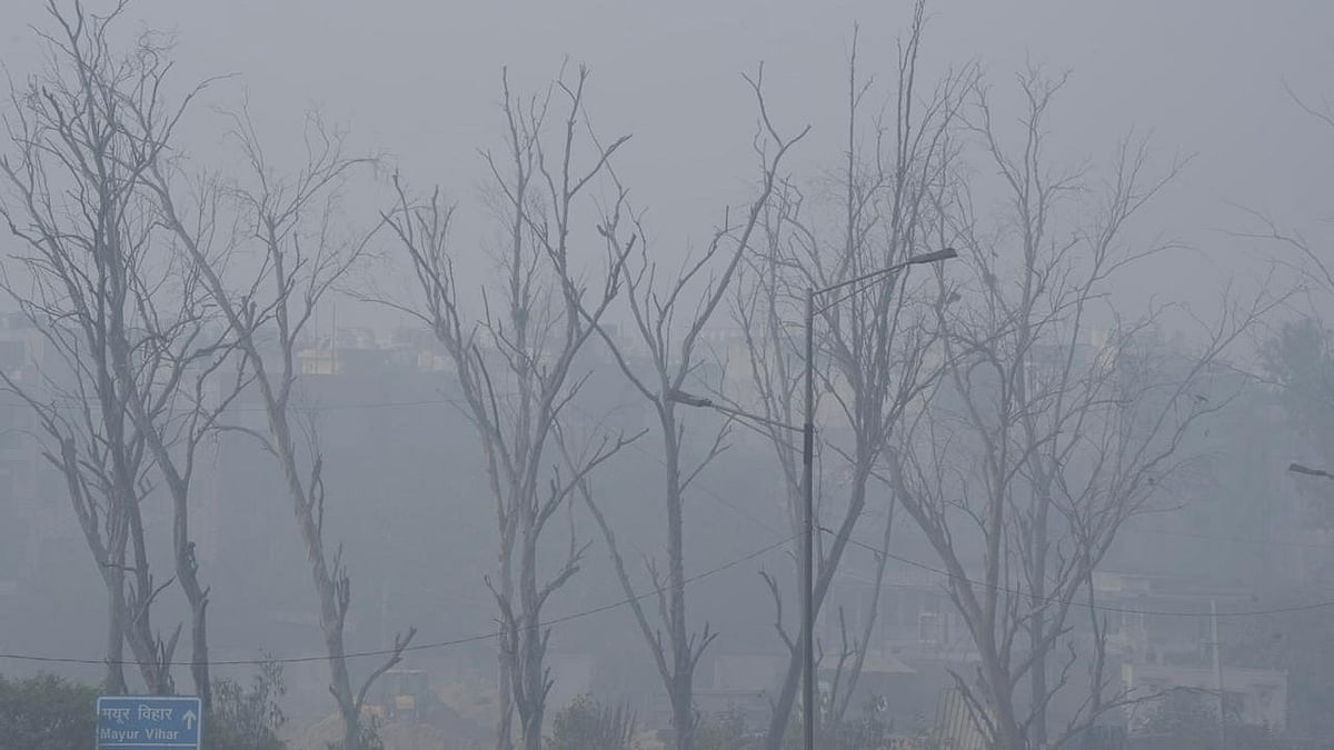 Thick smog blankets parts of Delhi amid severe air pollution levels - Photo by Tribhuvan Tiwari 