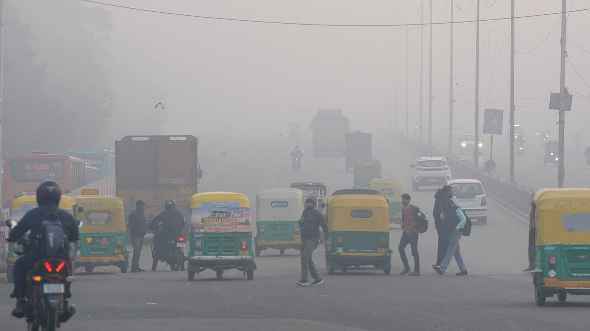 Thick smog blankets parts of Delhi amid severe air pollution  - Photo by PTI