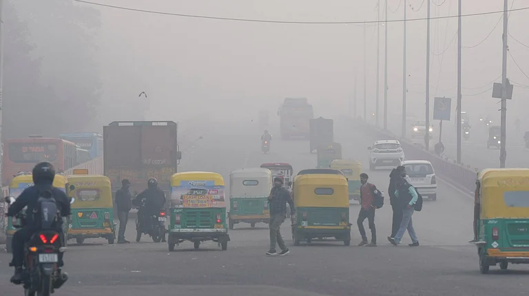 Thick smog blankets parts of Delhi amid severe air pollution - Photo by PTI