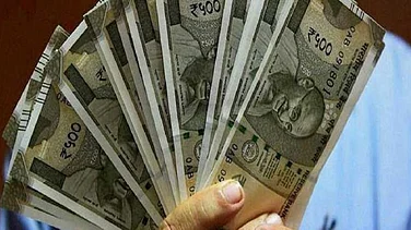 Not concerned about rupee at all: Sanjeev Sanyal