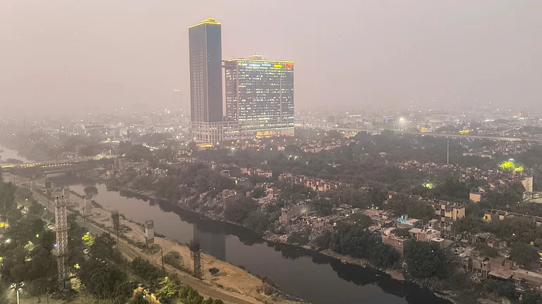 Smog covers skyline of Delhi-NCR - null