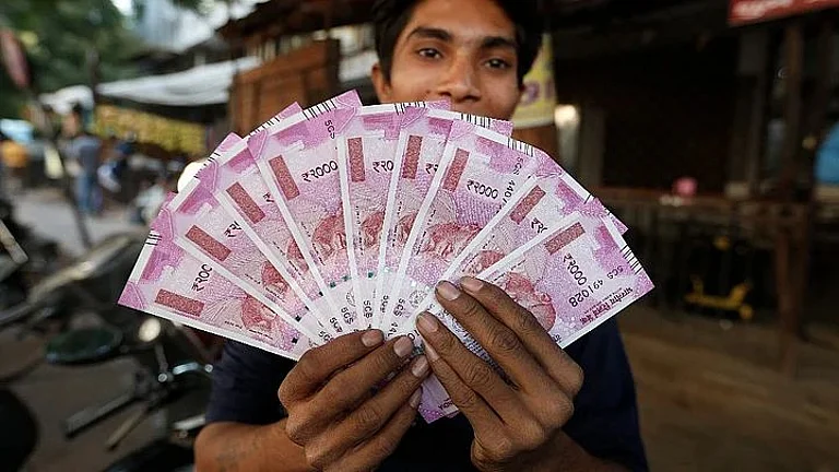 Rupee Falls 5 Paise to 89.73 Against US Dollar in Early Trade - FreePik