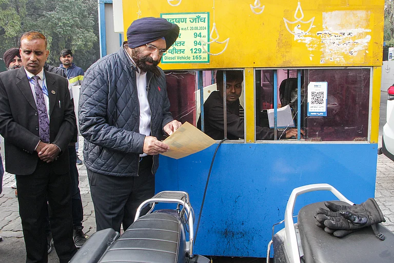 Manjinder Singh Sirsa Environment Minister inspecting pollution checking centre - Photo by PTI