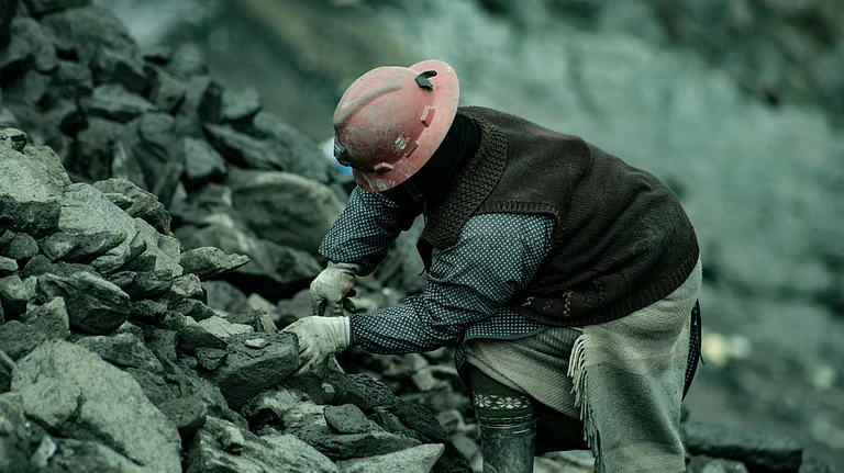 Coal India's Arm CMPDIL Shares Decline 7 Pc in Debut Trade - Photo by Neneqo Fotógrafo