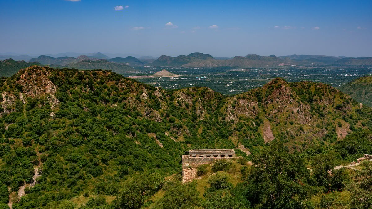 Supreme Court stays Aravalli redefinition in suo motu case over environmental concerns - null