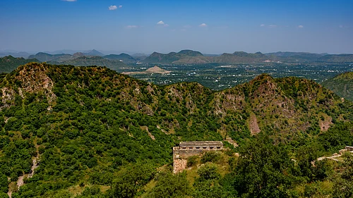 Supreme Court stays Aravalli redefinition in suo motu case over environmental concerns