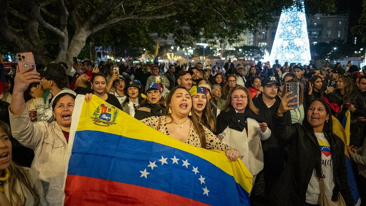 Venezuelans celebrate fall of a dictator - X