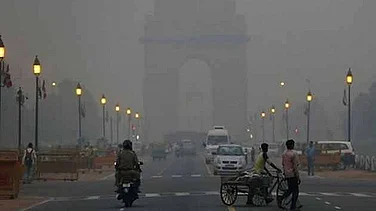 AQI Remains in “Poor” Category, Cold Wave Conditions Persist in Delhi; IMD Warns of Dense Fog