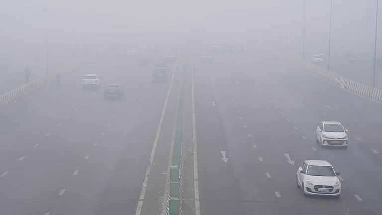 Smog blankets an Indian city as commuters navigate heavy traffic pollution - null