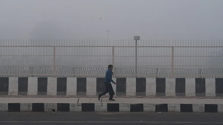 A thick layer of smog engulfs New Delhi as air quality deteriorates to severe levels - Photo by Suresh Kumar Pandey